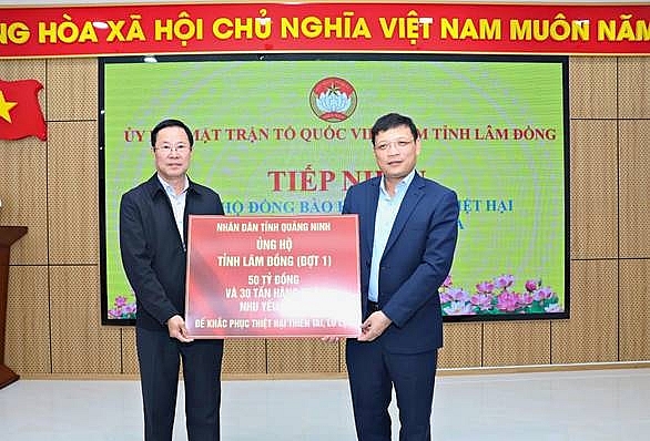   Thay mặt Đảng bộ, chính quyền và nhân dân các dân tộc tỉnh Quảng Ninh, đồng chí Nghiêm Xuân Cường, Phó Chủ tịch HĐND tỉnh làm trưởng đoàn(bên phải) trao 50 tỷ đồng và 30 tấn hàng, hóa nhu yếu phẩm giúp tỉnh Lâm Đồng(đợt 1) khắc phục thiệt hại do thiên tai bão lụt. (Ảnh: Hội Chữ thập đỏ Quảng Ninh)