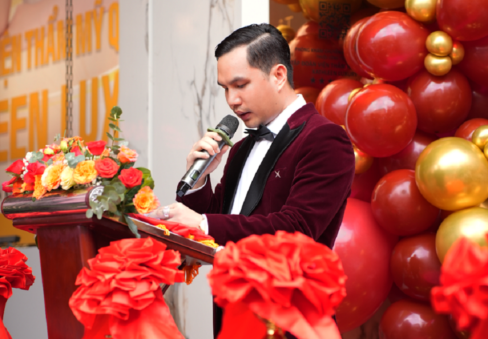 Chủ tịch Anrê Trương Quốc Uy phát biểu trong Lễ khai trương Tập đoàn Thẩm mỹ Quốc tế Kathleen Chủ tịch Anrê Trương Quốc Uy phát biểu trong Lễ khai trương Tập đoàn Thẩm mỹ Quốc tế Kathleen