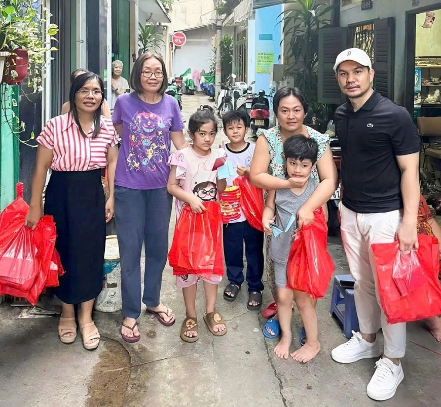 Chủ tịch Anrê Trương Quốc Uy trực tiếp trao tận tay những phần quà cho các em nhỏ khuyết tật nhân dịp Tết Trung thu Chủ tịch Anrê Trương Quốc Uy trực tiếp trao tận tay những phần quà cho các em nhỏ khuyết tật nhân dịp Tết Trung thu