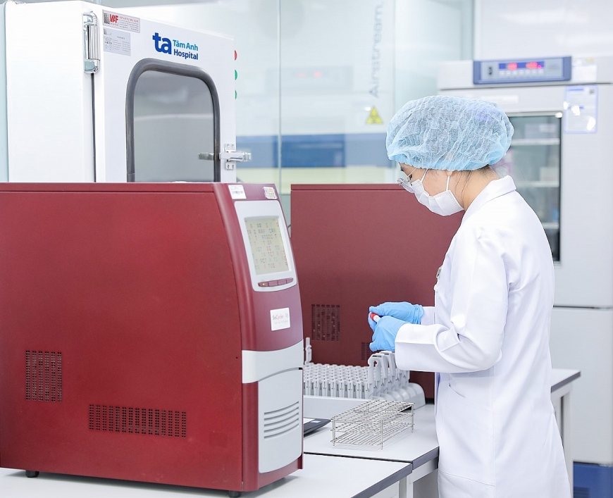 Kỹ thuật viên thao tác với mẫu bệnh phẩm trên Hệ thống máy PCR tự động đảm bảo kết quả xét nghiệm chính xác, trong đó có xét nghiệm HDV RNA giúp chẩn đoán và định lượng virus HDV. Ảnh: BVĐK Tâm Anh