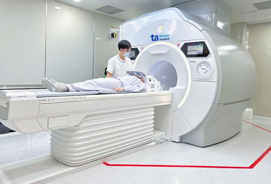“Siêu máy” chụp MRI 3 Tesla SIGNA™ Hero tích hợp phần mềm chính hãng chuẩn quốc tế với công nghệ AI mới nhất, tốc độ chụp nhanh hơn 3-4 lần, cung cấp hình ảnh chi tiết “siêu rõ nét” về mô gan, đánh giá nhanh chóng và chính xác mức độ viêm gan, gan nhiễm mỡ và xơ gan, u gan hoặc áp xe gan, đặc biệt trong bệnh viêm gan do virus. Ảnh: BVĐK Tâm Anh