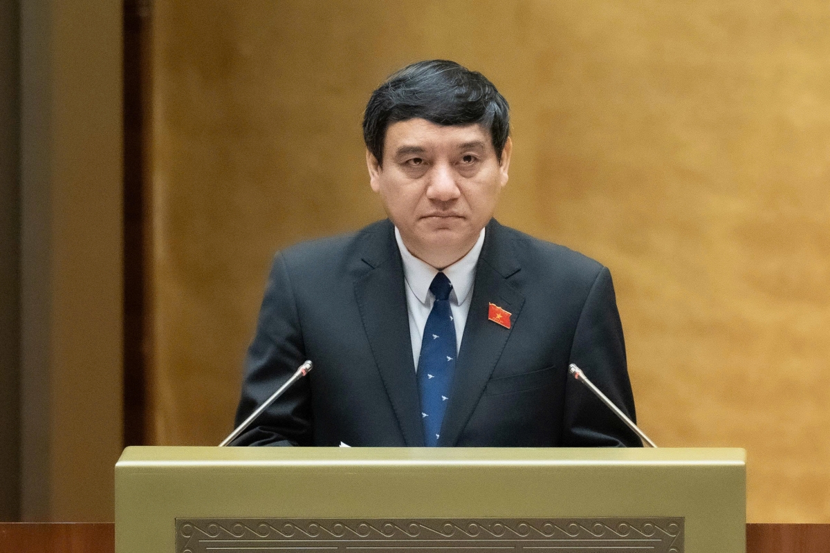 Ông Nguyễn Đắc Vinh, Chủ nhiệm Ủy ban Văn hóa và Xã hội của Quốc hội trình bày báo cáo tóm tắt thẩm tra Chủ trương đầu tư Chương trình mục tiêu quốc gia về chăm sóc sức khỏe, dân số và phát triển giai đoạn 2026-2035.