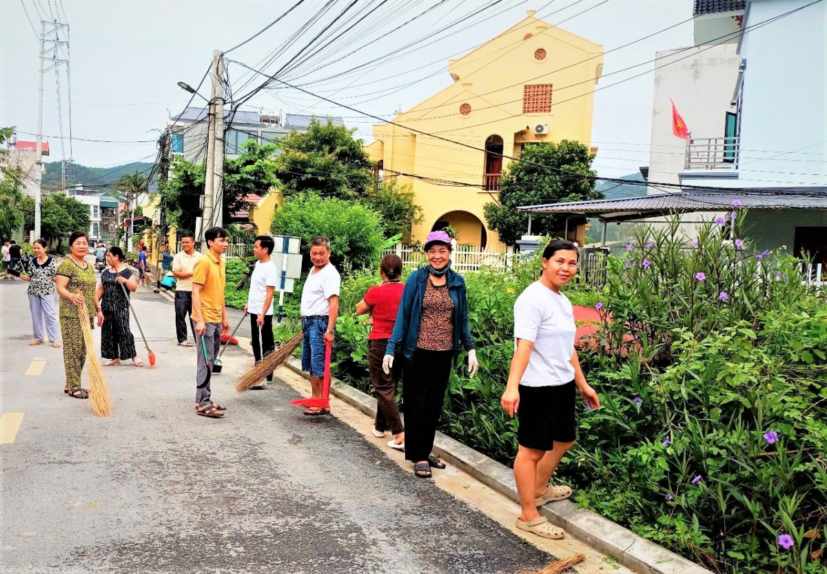 NCT phường Đông Kinhcùng bà con khu phố tham gia dọn dẹp làm sạch môi trường sống