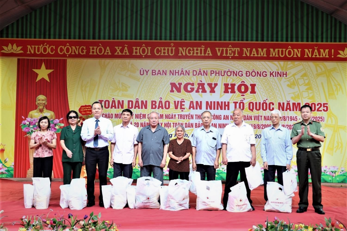 Tặng quà NCT thuộc gia đình chính sách phường Đông Kinh