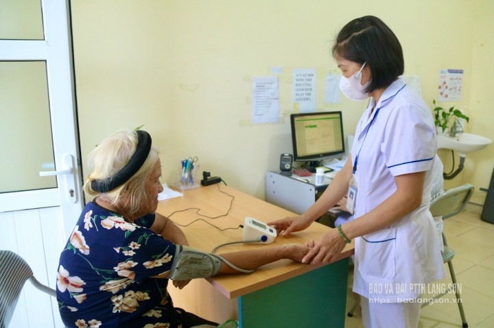 Trạm Y tế phường Đông Kinh khám sức khỏe cho NCT