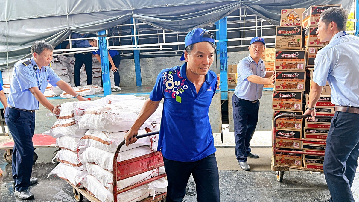 Cục Quản lý và Phát triển thị trường trong nước đề nghị Sở Công Thương các tỉnh đảm bảo nguồn cung hàng hóa thiết yếu tại các vùng đang bị cô lập do mưa lũ