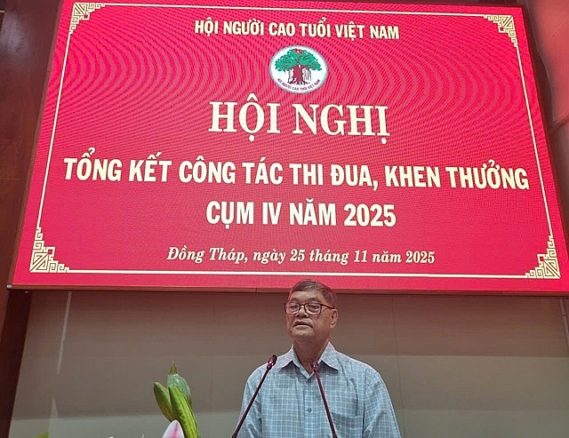 Ông Lê Hoàng Đức, Phó Chủ tịch Hội Người cao tuổi tỉnh Đồng Tháp báo cáo tại Hội nghị