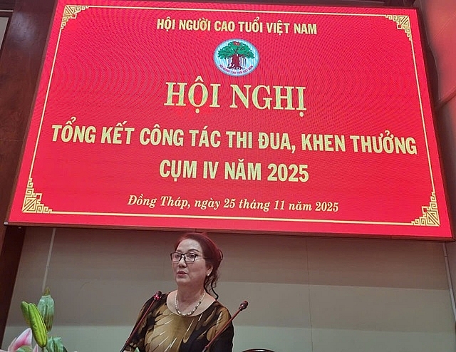 Bà Đặng Thị Tâm, Phó Chủ tịch Hội Người cao tuổi tỉnh Lâm Đồng tham gia thảo luận góp ý kiến tại Hội nghị