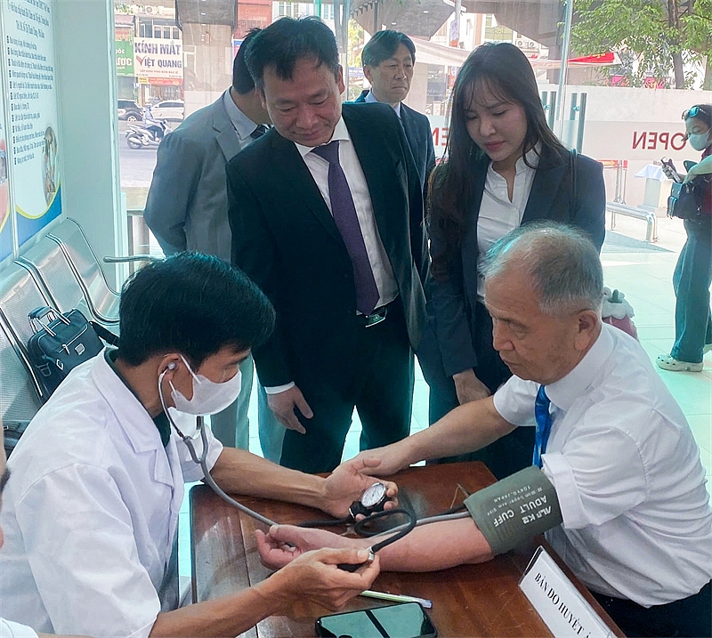 Người cao tuổi đuwocj thăm khám và tư vấn sức khoẻ định kỳ. Ảnh: Minh hoạ