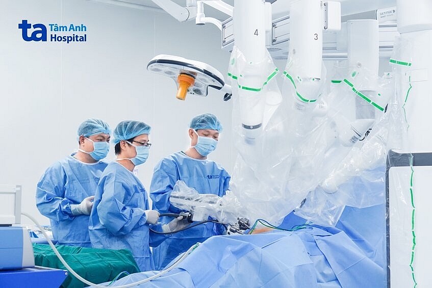 Êkip bác sĩ khoa Tiết niệu thực hiện phẫu thuật với sự hỗ trợ của robot Da Vinci Xi cắt ung thư thận cho ông Minh. Ảnh Bệnh viện Đa khoa Tâm Anh