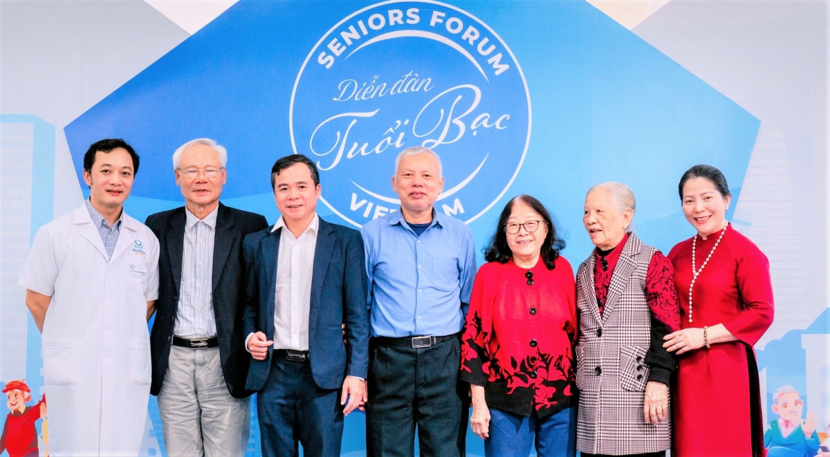 Lãnh đạo Trung tâm Chăm sóc NCT Nhân Ái cùng các chuyên gia và NCT chụp ảnh lưu niệm