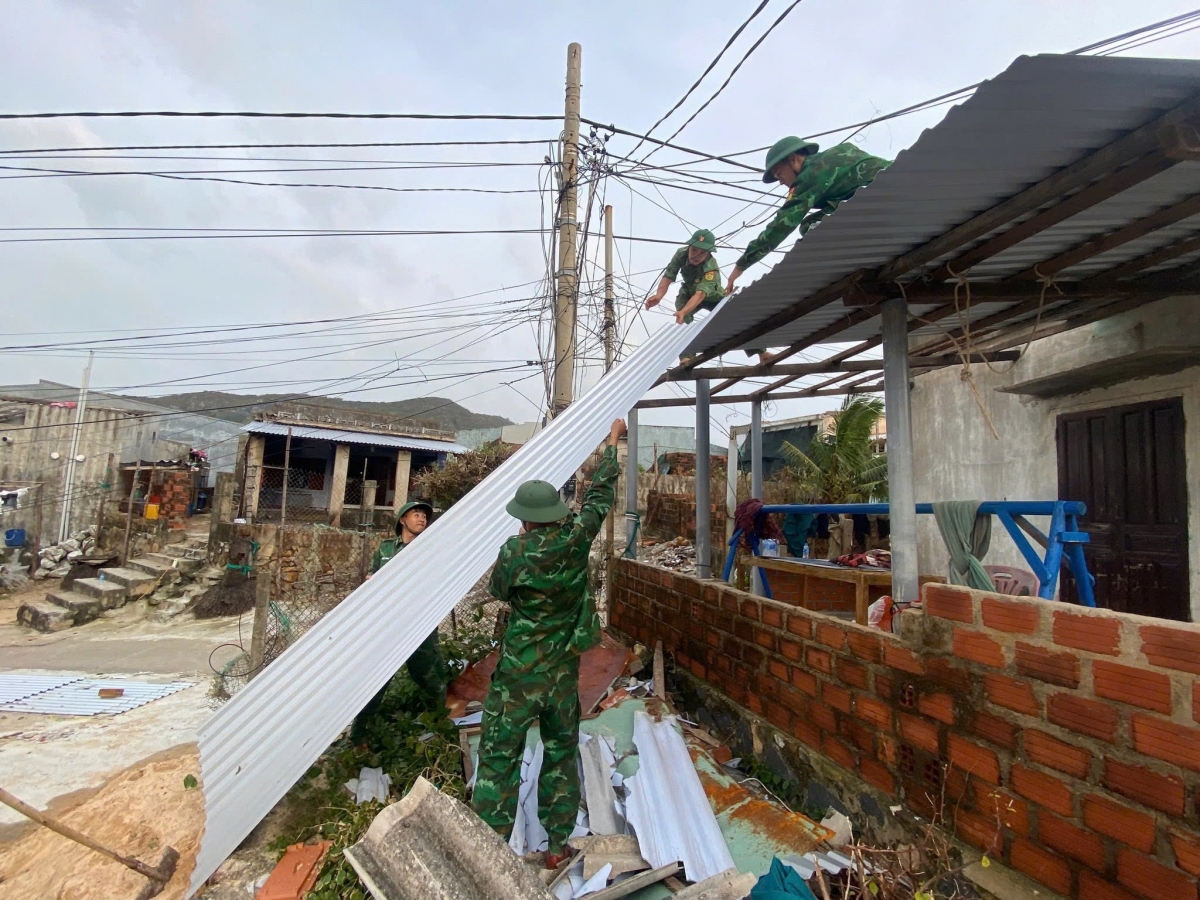 Bộ đội Biên phòng Đắk Lắk tích cực hỗ trợ đồng bào bị ảnh hưởng bởi mưa lũ