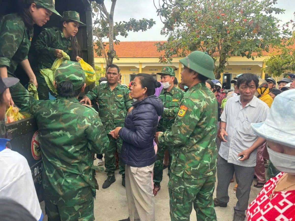 Bộ đội Biên phòng Đắk Lắk tích cực hỗ trợ đồng bào bị ảnh hưởng bởi mưa lũ