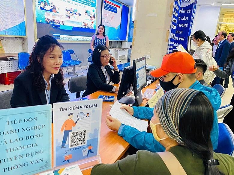 Phiên GDVL thu hút đông đảo NKT đến tìm kiếm cơ hội việc làm