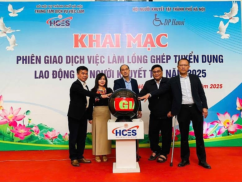 Các vị lãnh đạo nhấn nút khai mạc phiên giao dịch việc làm chuyên đề dành cho người khuyết tật
