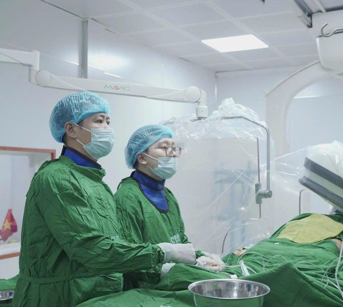 Ekip đội ngũ y, bác sỹ Bệnh viện đa khoa thành phố Vinh can thiệp để cứu sống bệnh nhân