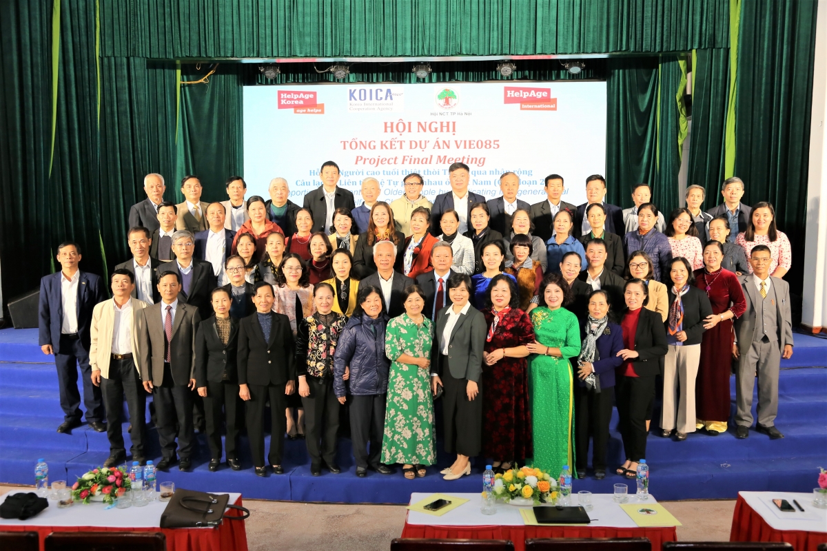 Các đại biểu chụp ảnh lưu niệm