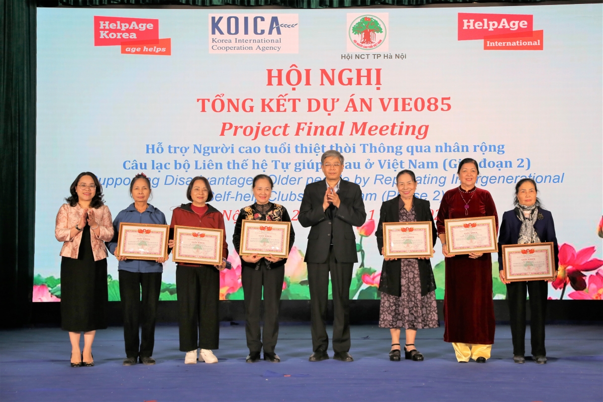 Trao Giấy khen của Hội NCT TP Hà Nội cho các cá nhân xuất sắc