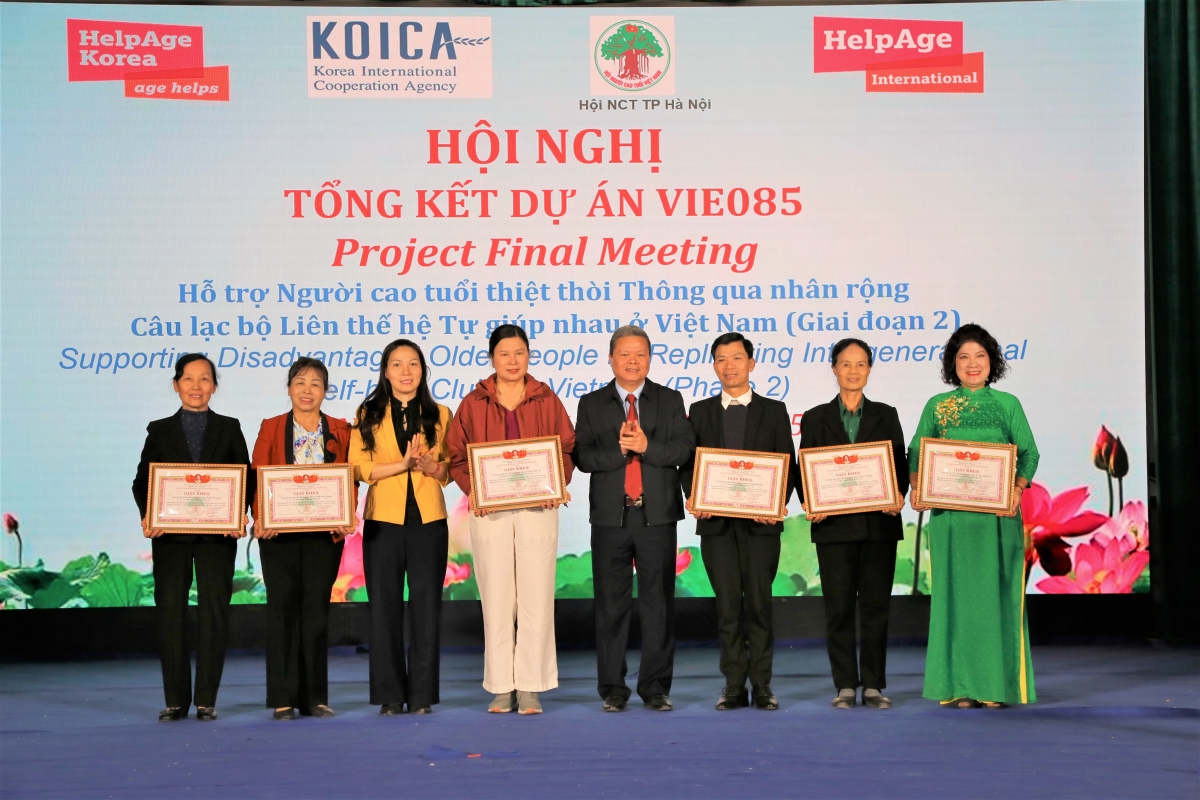 Trao Giấy khen của Hội NCT TP Hà Nội cho các tập thể xuất sắc