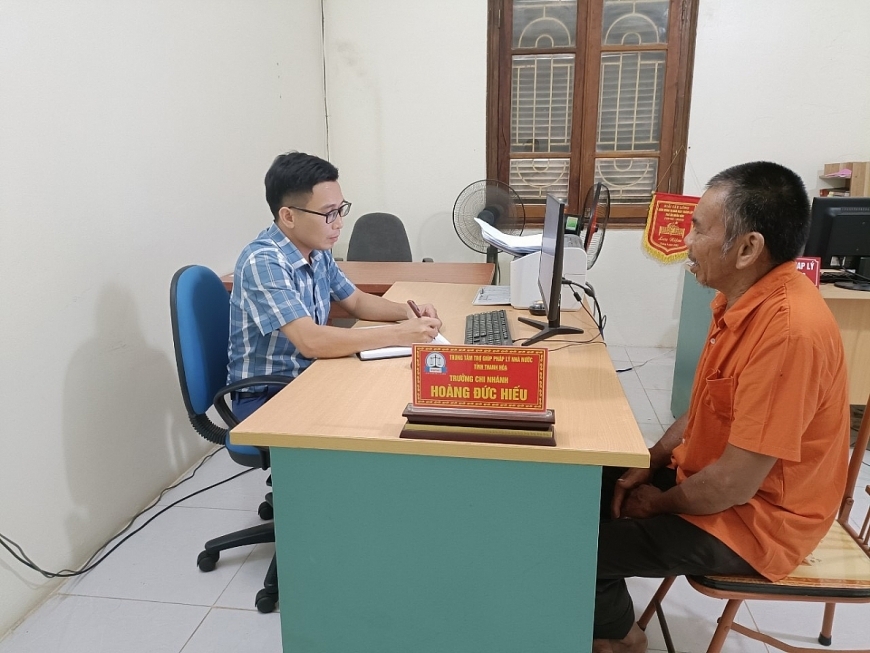 Cán bộ Chi nhánh số 4, Trung tâm TGPL Nhà nước tỉnh Thanh Hóa tư vấn pháp lý cho NCT.