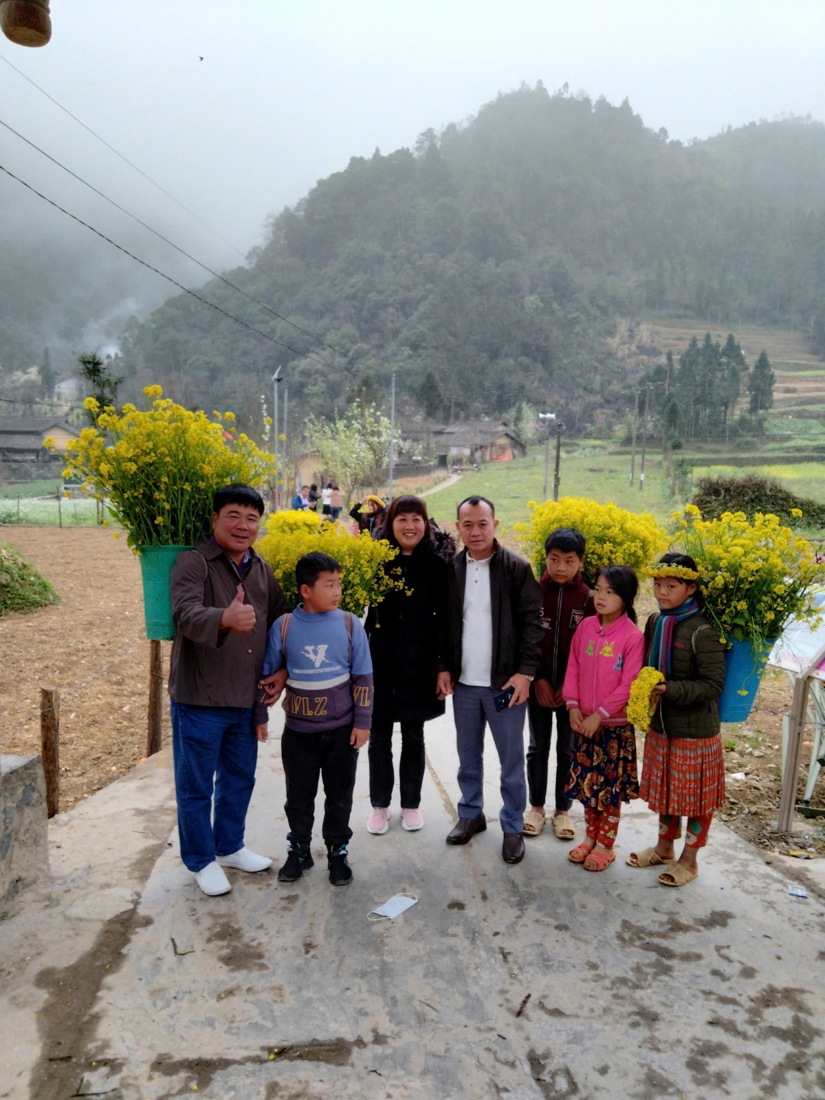 Du khách đến với lễ hội của mùa Tam giác mạch