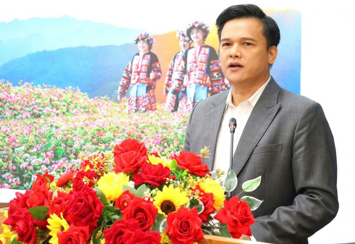 Ông Nguyễn Văn Hòa, Phó Giám đốc Sở Sở Văn hóa Thể thao và Du lịch tỉnh Tuyên Quang trao đổi về công tác chuẩn bị Lễ hội Hoa tam giác mạch.