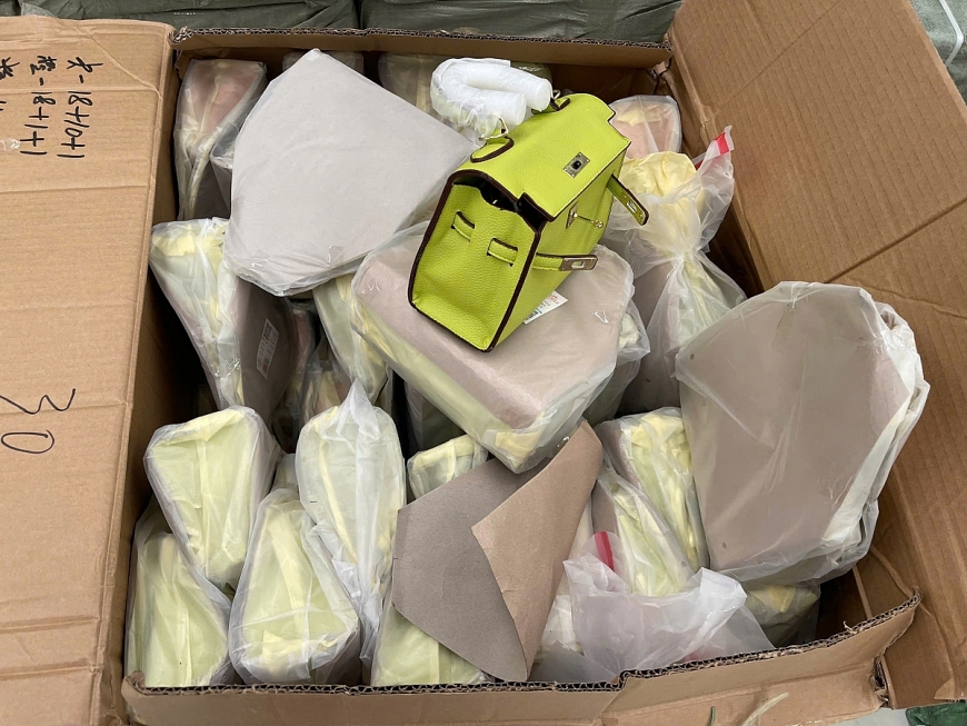 Túi xách hàng giả mạo nhãn hiệu và giả mạo xuất xứ được phát hiện.