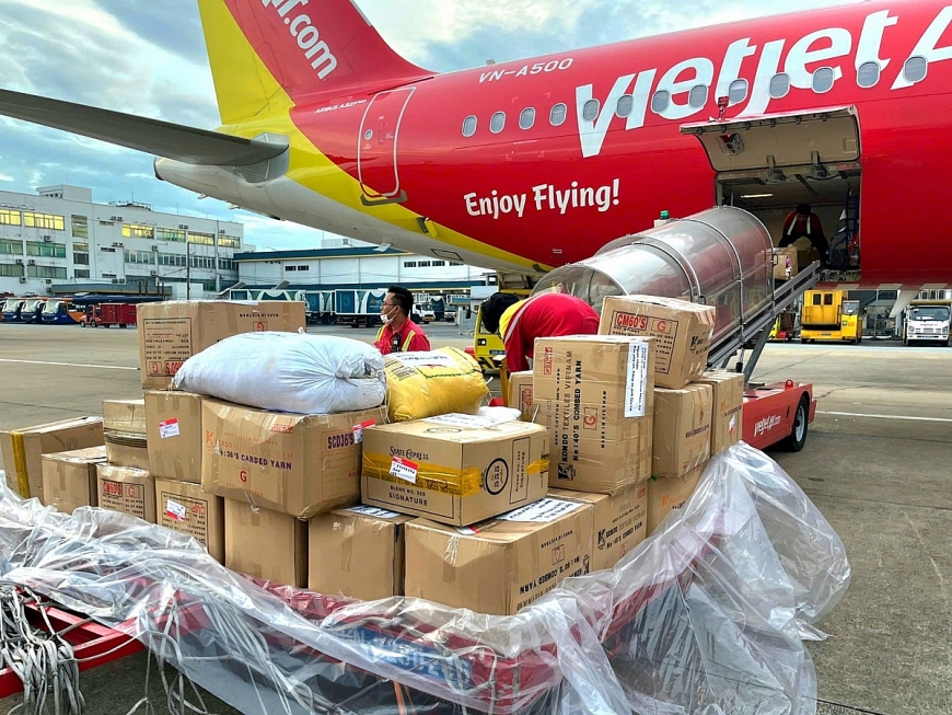 Hàng trăm thùng hàng cứu trợ của người dân cả nước được Vietjet vận chuyển đến vùng bão lũ những ngày qua