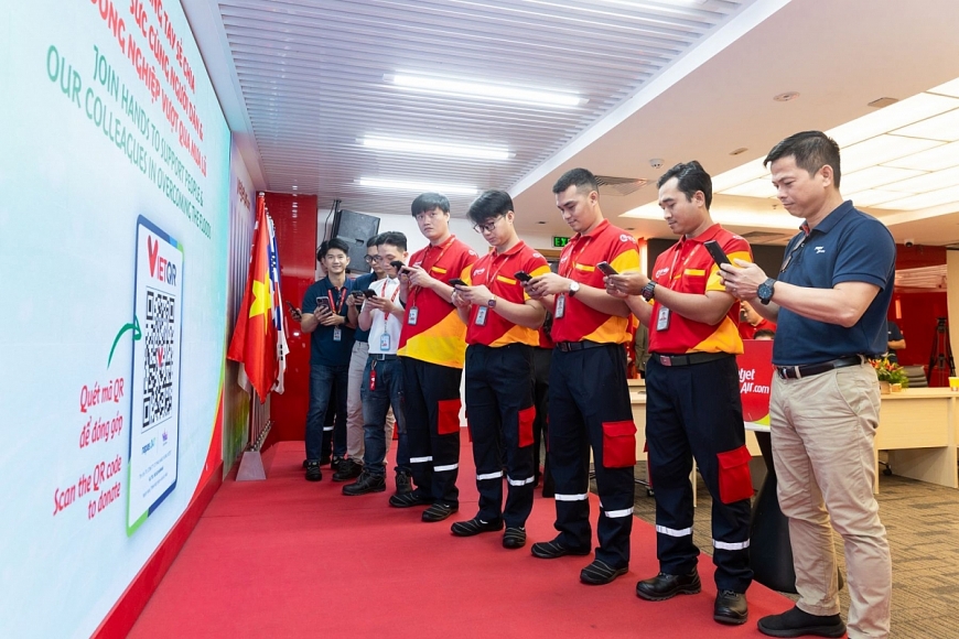 Đội ngũ kỹ thuật Vietjet ủng hộ đồng bào vùng bão lũ