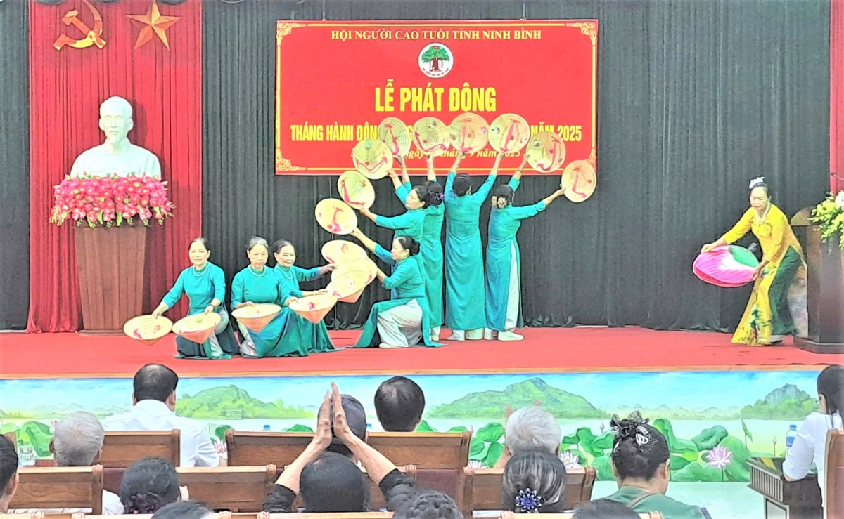 Tiết mục văn nghệ của NCT tỉnh Ninh Bình