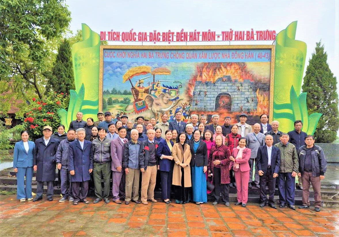 Các đại biểu chụp ảnh lưu niệm