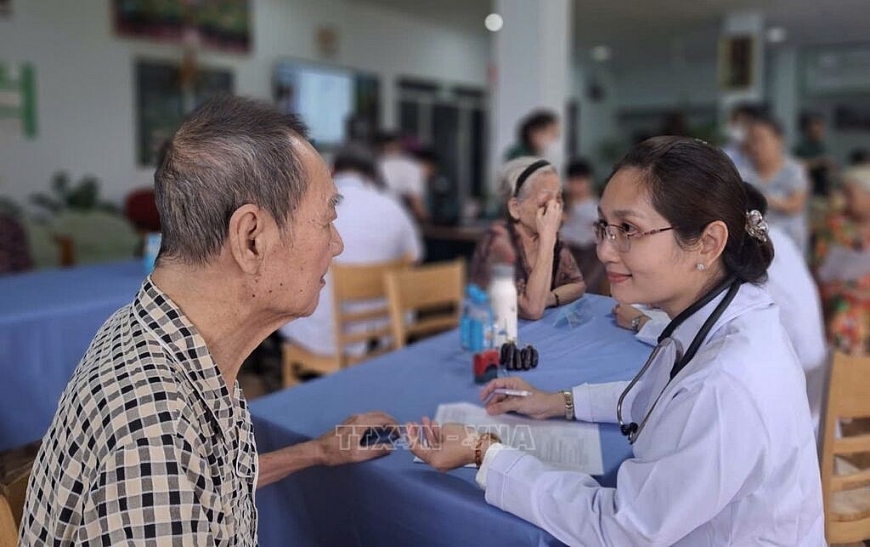 Người cao tuổi tại Viện dưỡng lão Tâm An (Thành phố Hồ Chí Minh) được khám sức khỏe sau lễ ký.