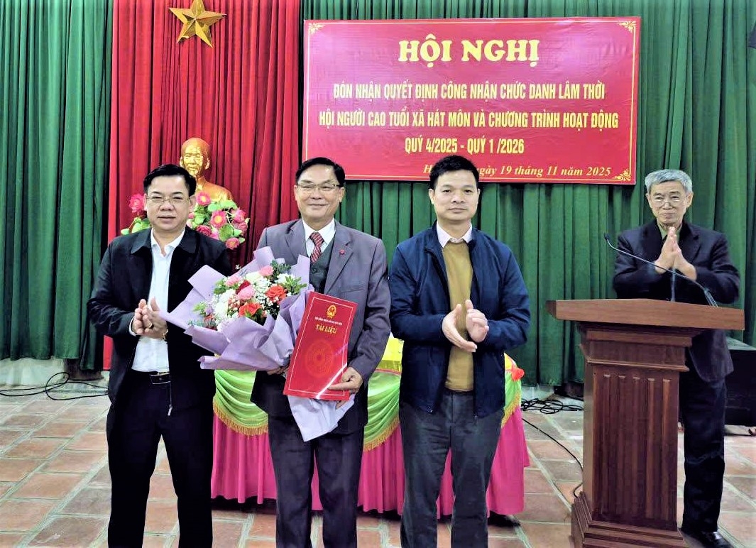 Lãnh đạo xã Hát Môn trao quyết định công nhận Ban Chấp hành lâm thời và tặng hoa chúc mừng Hội NCT xã