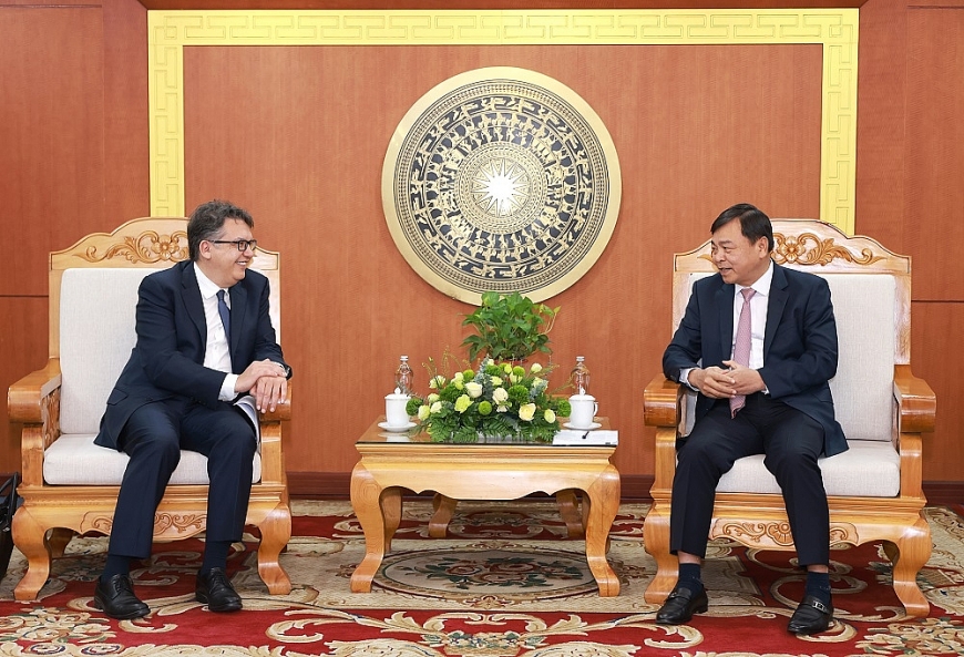 Ông Nguyễn Hoàng Hiệp, Thứ trưởng Bộ Nông nghiệp và Môi trường (bên phải) tiếp đón và trao đổi với ông Remy Ejel, Tổng Giám đốc Nestlé Khu vực Châu Á, Châu Đại Dương và Châu Phi (bên trái)