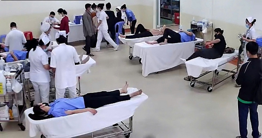 60 công nhân nhâph viện tại Bệnh viện Đa khoa Khu vực Hóc Môn cấp cứu 60 người nghi bị ngộ độc thực phẩm. Ảnh: Bệnh viện Hóc Môn