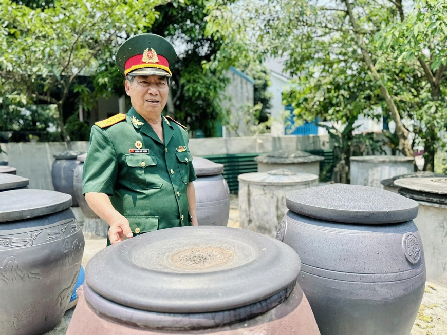 Người cao tuổi “giữ lửa” nghề làm nước mắm truyền thống Hải Giang phát triển bền vững