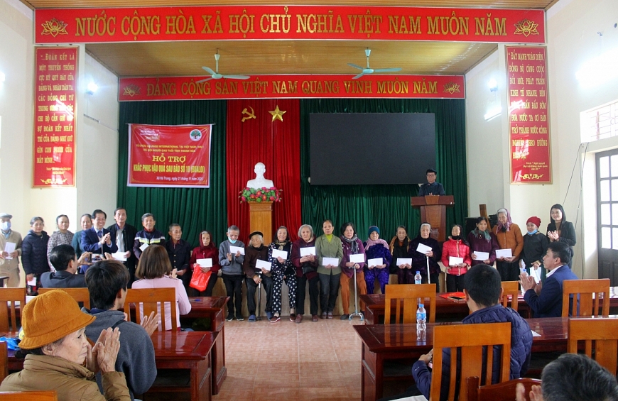 Lãnh đạo Hội NCT tỉnh Thanh Hóa trao quà hỗ trợ của Tổ chức HAI tặng NCT khó khăn tại xã Hà Trung.