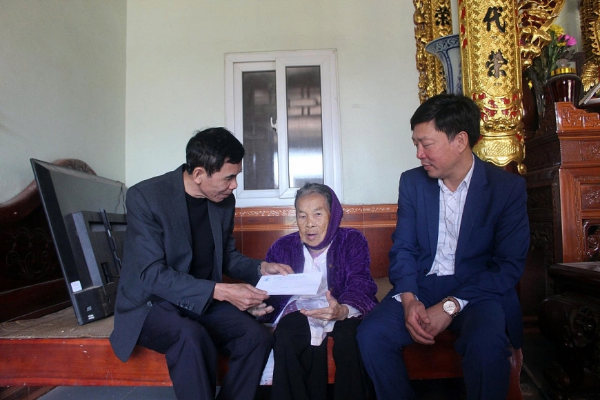 Tặng quà người cao tuổi Thanh Hóa bị thiệt hại do cơn bão số 10