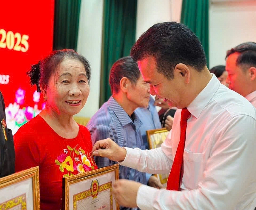 Tuổi cao vẫn nhiệt tình công tác xã hội