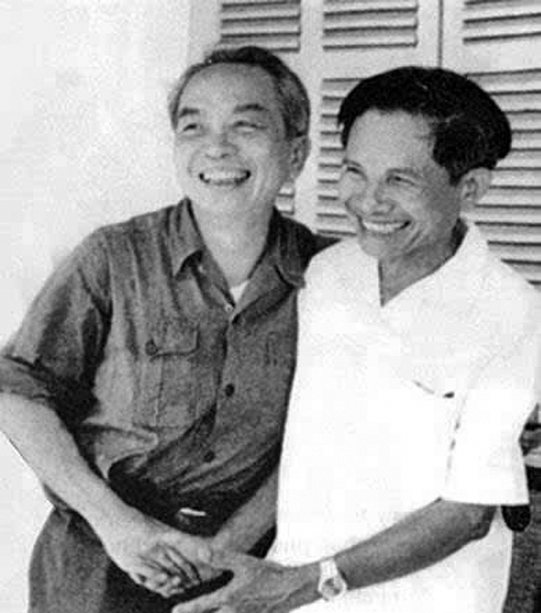 Bí thư Tỉnh ủy Hồ Nghinh báo cáo với Đại tướng Võ Nguyên Giáp về chiến công của Đảng bộ, quân và dân Quảng Nam - Đà Nẵng.