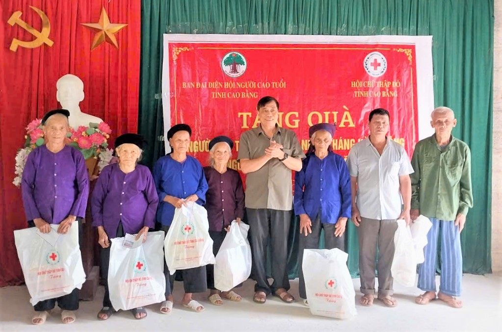 Tặng quà NCT hoàn cảnh khó khăn tỉnh Cao Bằng