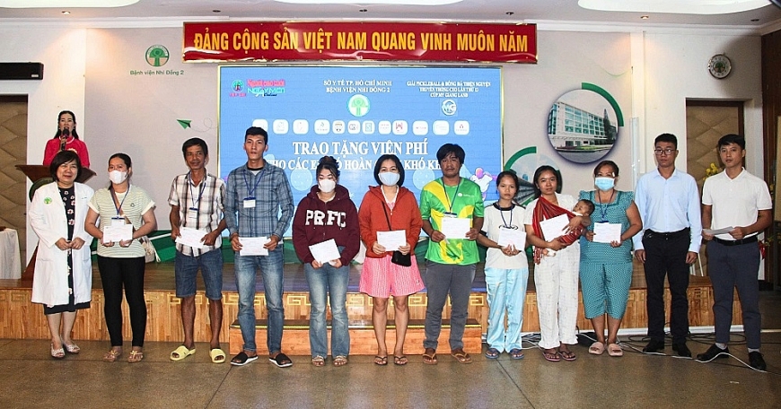 Trao viện phí cho các cháu có hoàn cảnh khó khăn đang điều trị