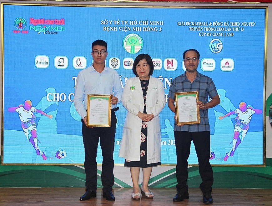 BS.CKII Lê Thị Minh Hồng, Phó Giám đốc Bệnh viện Nhi Đồng 2 trao thư cảm ơn Nhà báo Nguyễn Thành Luân và Nhà báo Nguyễn Hải Linh, ghi nhận vai trò kết nối, đồng hành và lan tỏa nghĩa cử nhân văn của chương trình nhiều năm liền