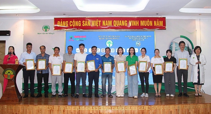 Trao thư cảm ơn cho các đội bóng, nhà hảo tâm