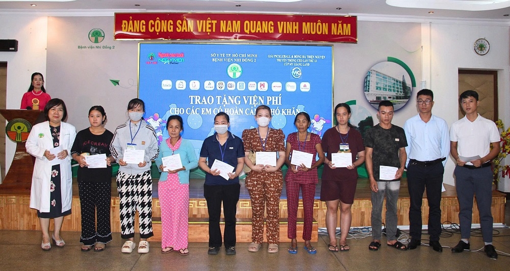 Trao viện phí cho các cháu có hoàn cảnh khó khăn đang điều trị