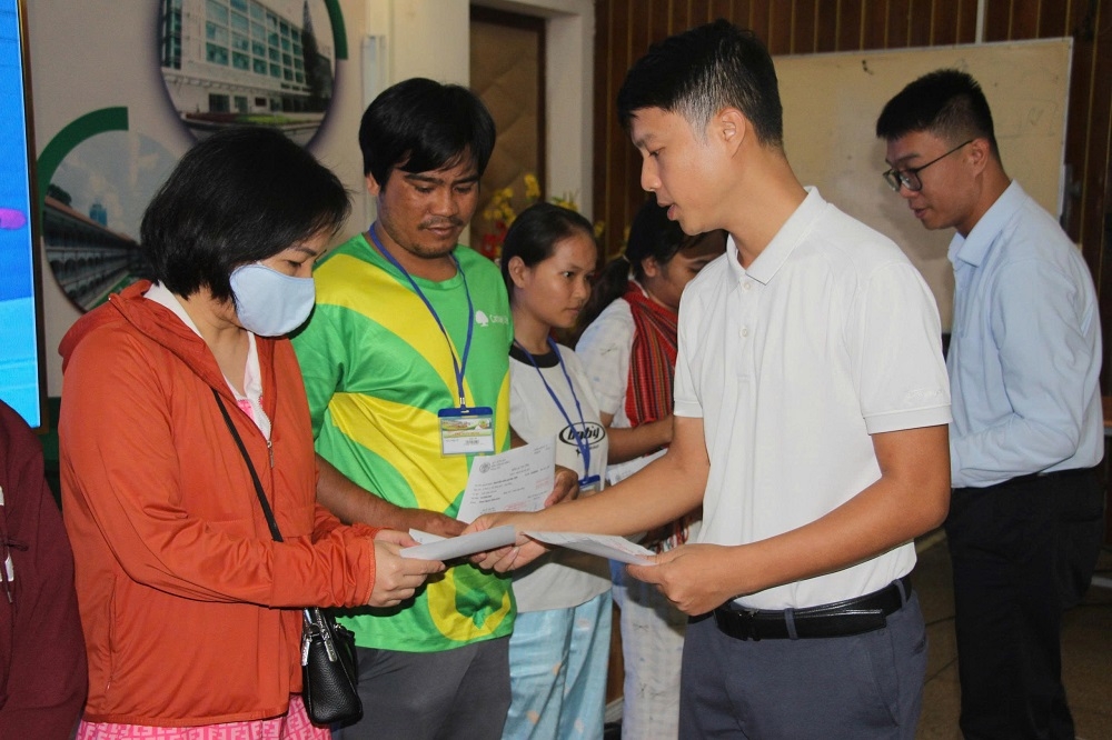 Ông Nguyễn Quyết Thắng, đại diện Công ty Mỹ Giang Land, nhà tài trợ chính trao viện phí cho các cháu có hoàn cảnh khó khăn đang điều trị