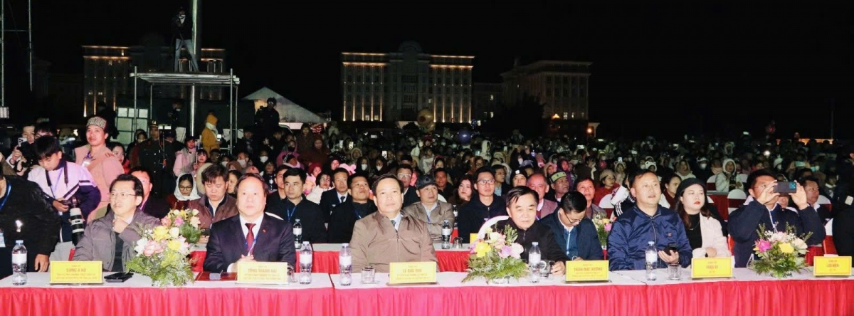 Lai Châu: Trong đêm khai mạc Tuần Du lịch – Văn hóa và Giải Marathon năm 2025 với chủ đề “Về với những đỉnh núi Lai Châu kỳ vĩ”