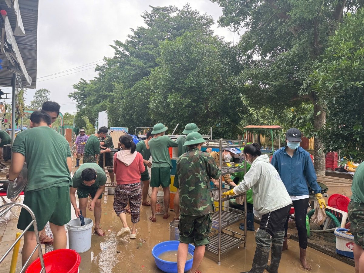 Lực lượng bộ đội giúp dân dọn dẹp sau bão lũ