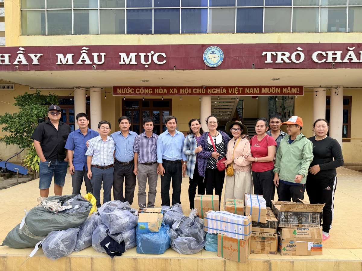 Đoàn trao vở, đồng phục học sinh cho trương Hoàng Hoa Thám