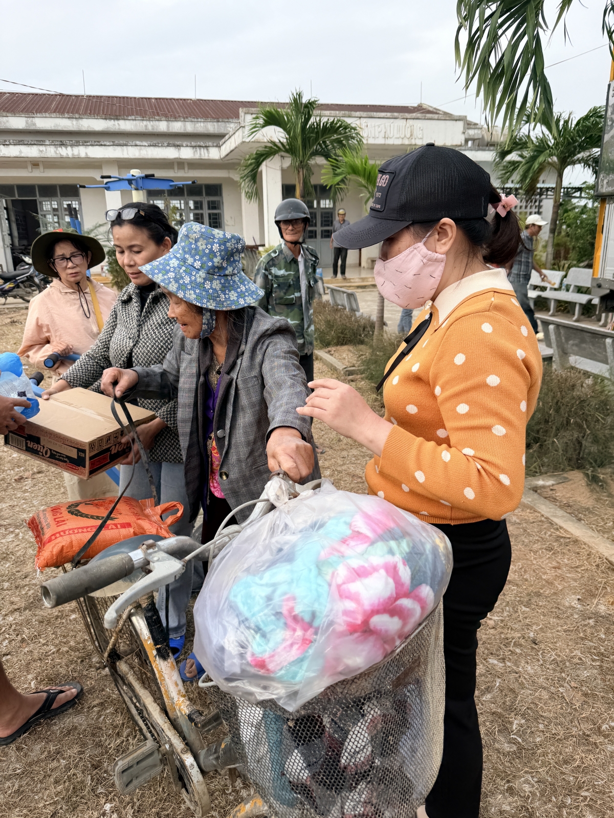 Người dân bị ảnh hưởng bão lũ nhận quà